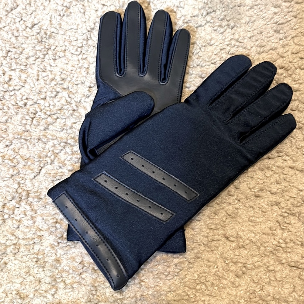 Totes navy blue fleece lined driving gloves. One size fits all.